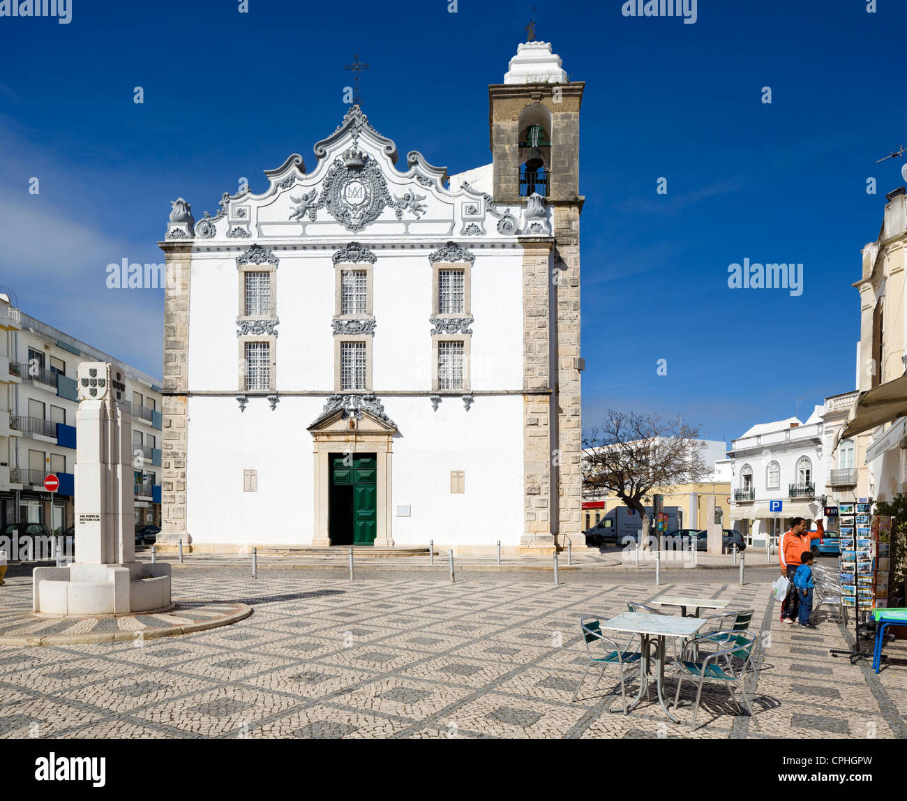 La iglesia de Nossa Senhora do Rosario, en la Praca da Restauracao en el viejo centro de la ciudad, Olhão, Algarve, Portugal Foto de stock