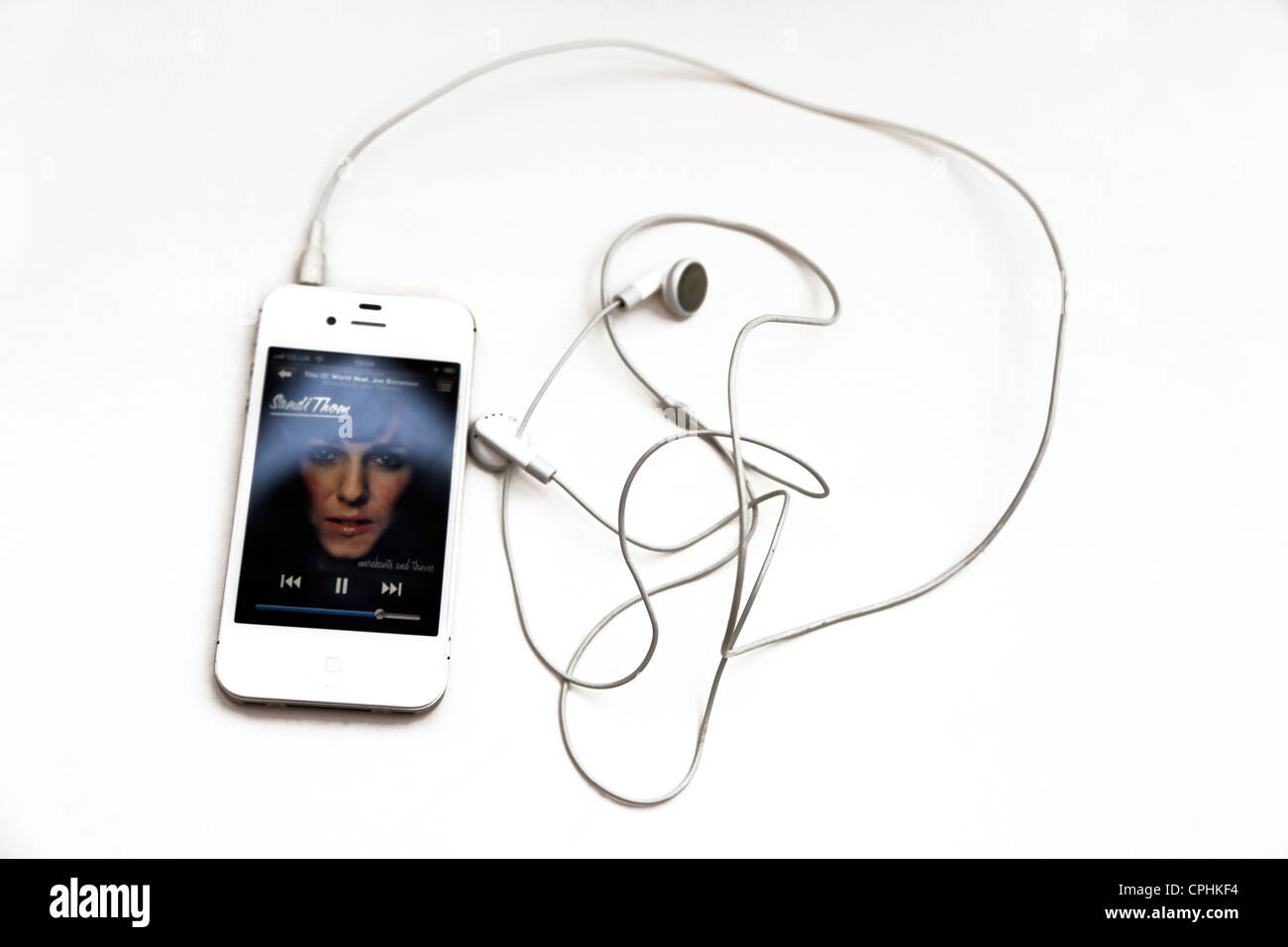 IPhone 4S con auriculares conectados en la reproducción de música  Fotografía de stock - Alamy