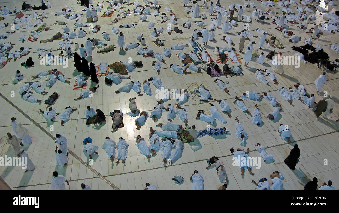 Peregrinos musulmanes descansando en la mezquita de Al Haram Meca Arabia Saudita Foto de stock