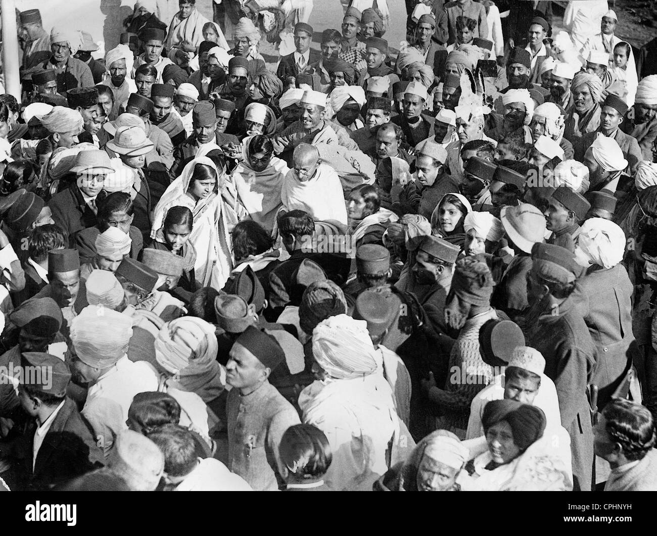 Mahatma Gandhi campaining por el Movimiento Indio de la independencia, 1930 (fotografía en B/N) Foto de stock