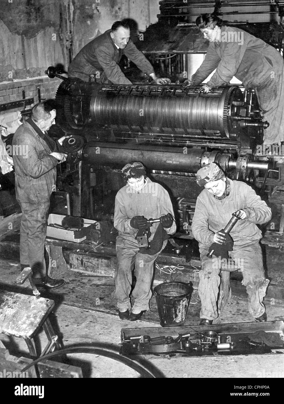 El mantenimiento de una máquina de impresión, 1943 Foto de stock