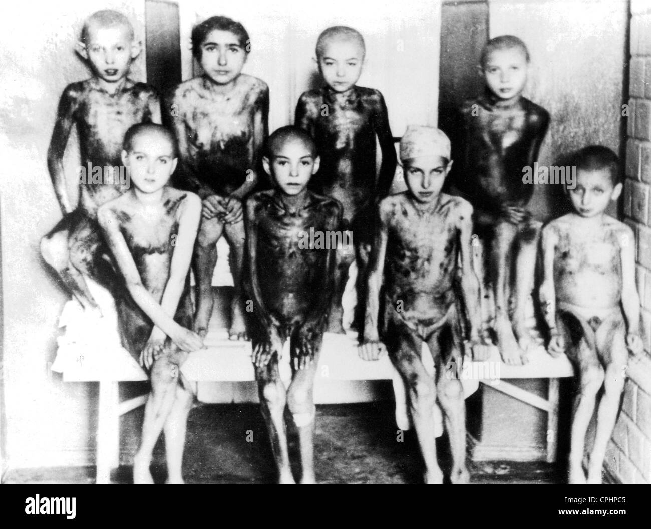 Los niños víctimas de experimentos médicos Nazis en el campo de concentración de Auschwitz, Polonia, 1940-45 (foto b/w) Foto de stock