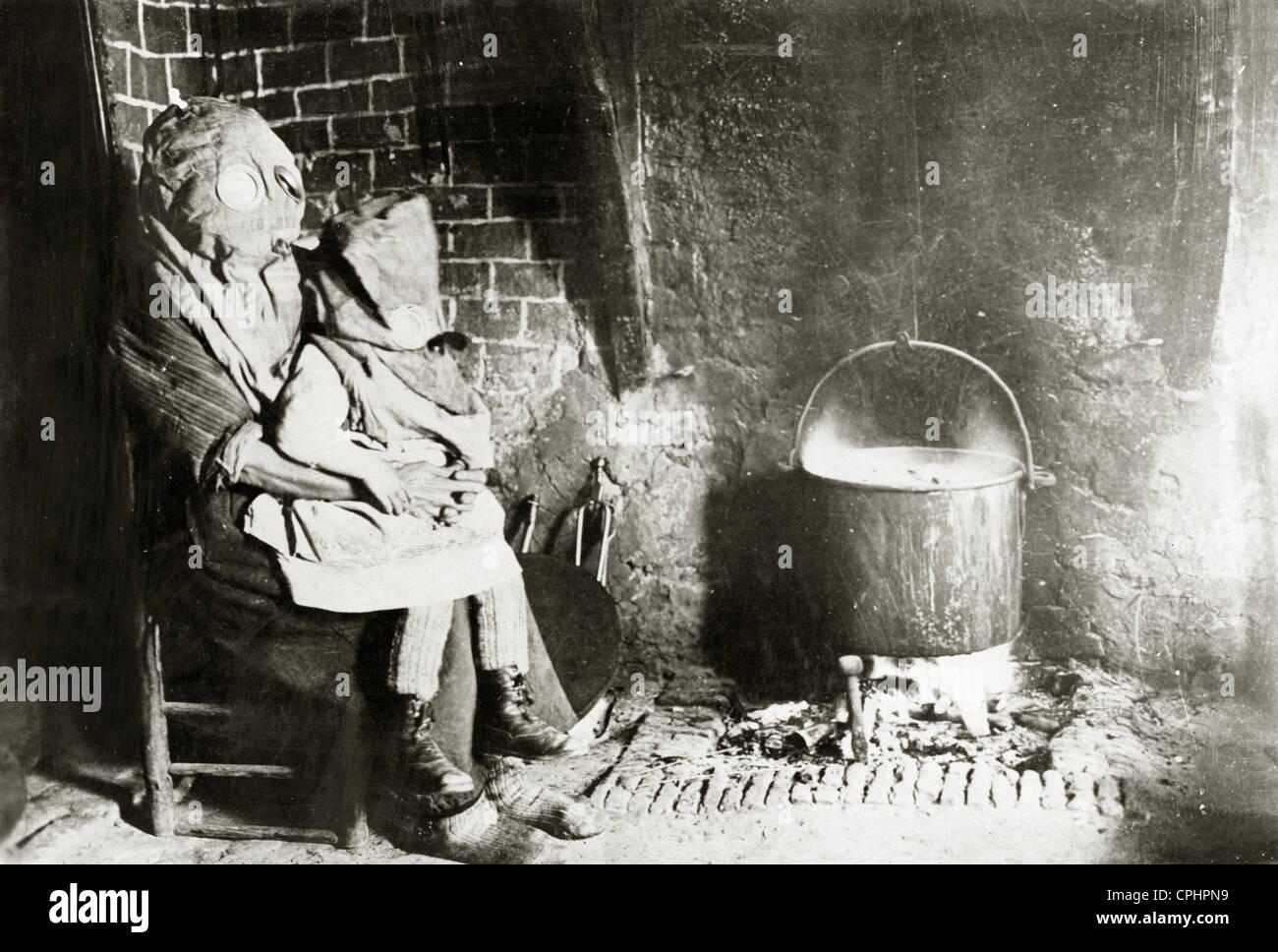 Civiles con máscaras de gas, 1918 Foto de stock
