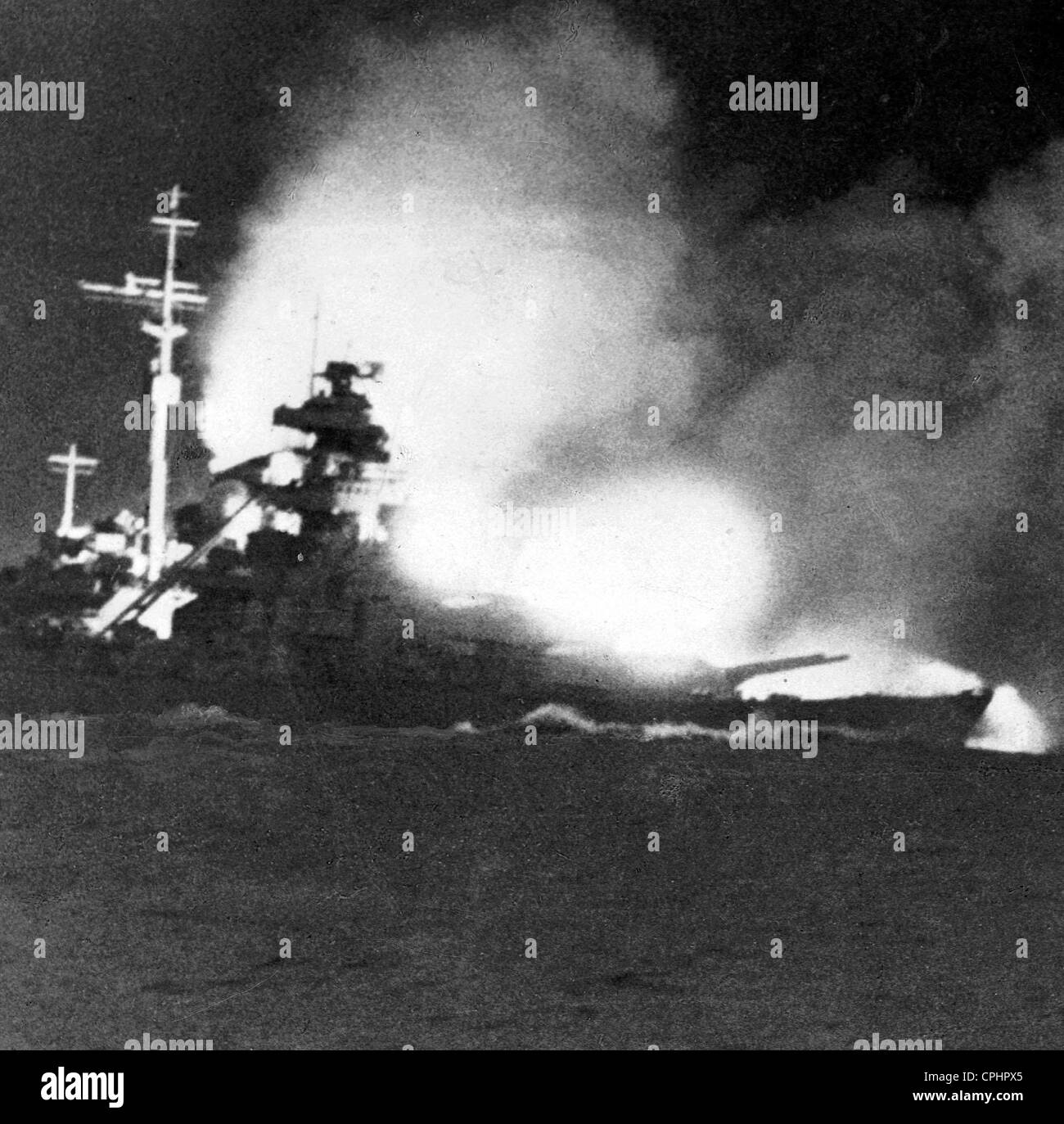 El acorazado alemán "Bismarck" abriendo fuego sobre el acorazado británico "Príncipe de Gales" y la británica "capucha", battlecruiser Foto de stock