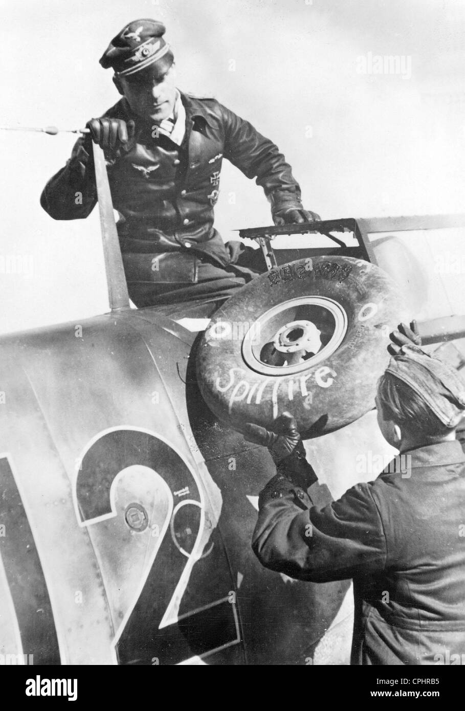 Piloto alemán es la escalada de su avión, 1942 Foto de stock