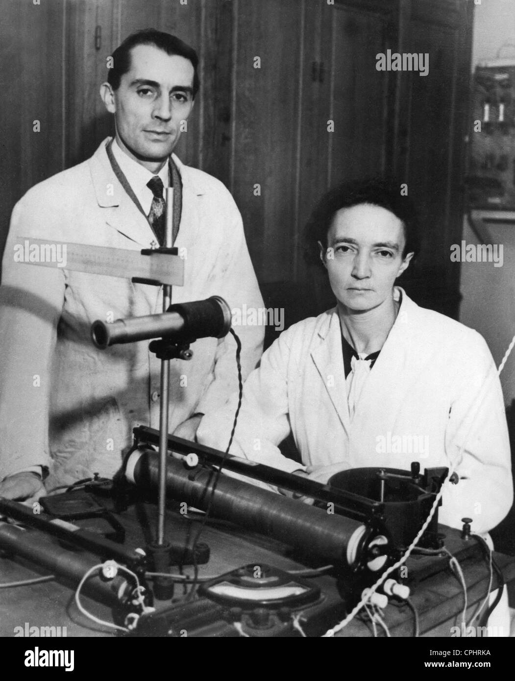 Frédéric Joliot-Curie e Irène Joliot-Curie en su laboratorio, 1935 Fotografía de stock - Alamy