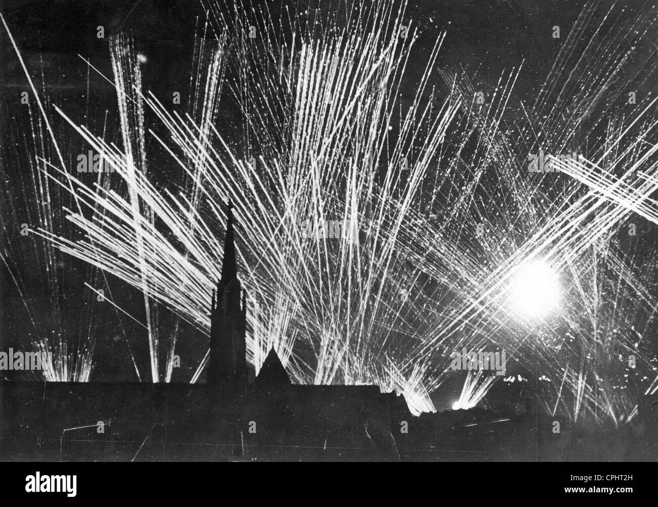 Fuego de defensa por encima de una ciudad alemana, 1940 Foto de stock