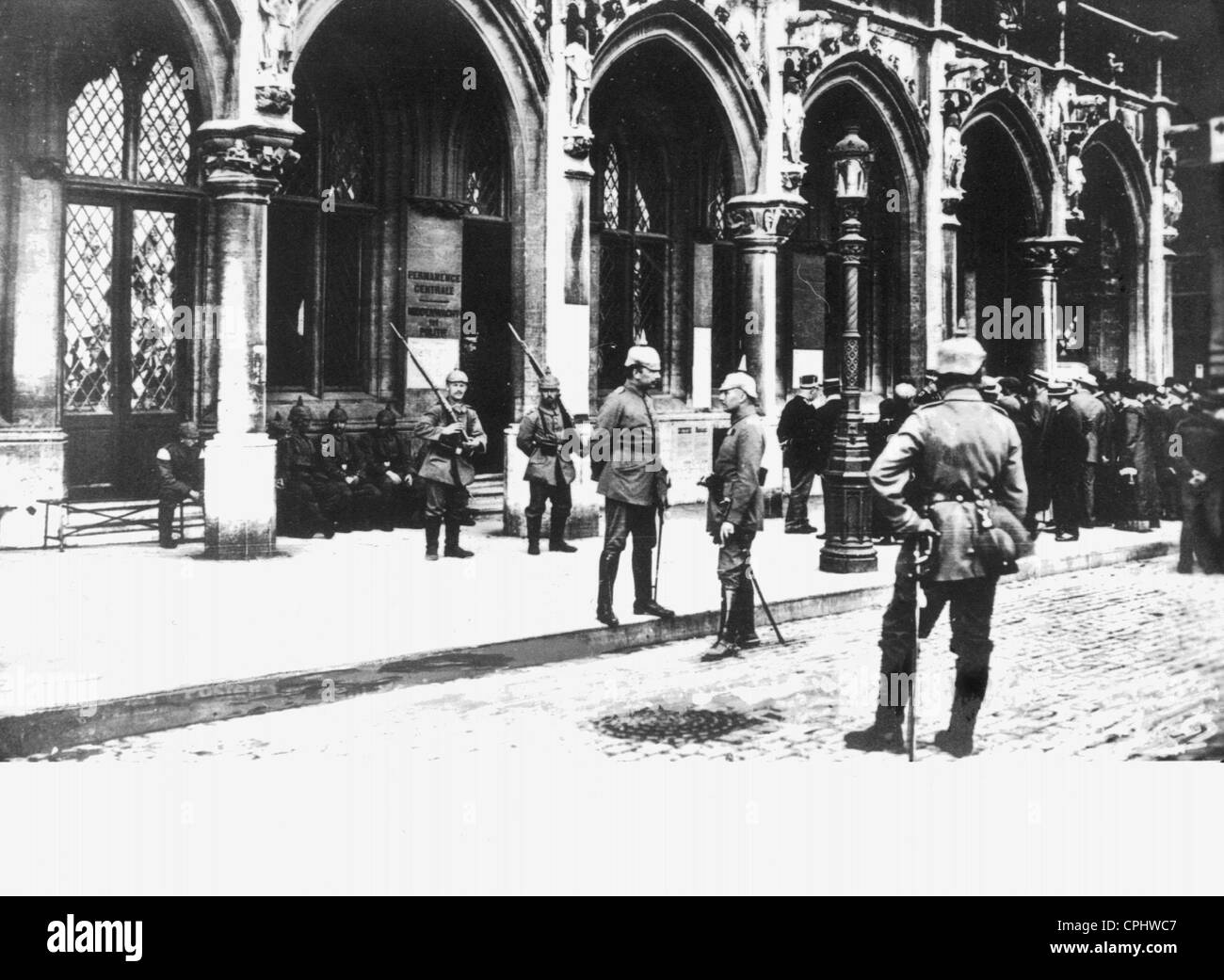 Soldados alemanes en el frente del mando alemán en Bruselas, 1914 Foto de stock