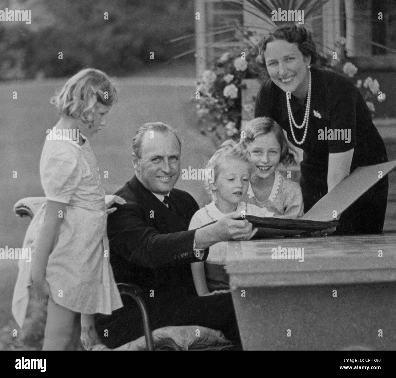 El Príncipe Heredero Olaf de Noruega, con su familia, 1940 Fotografía