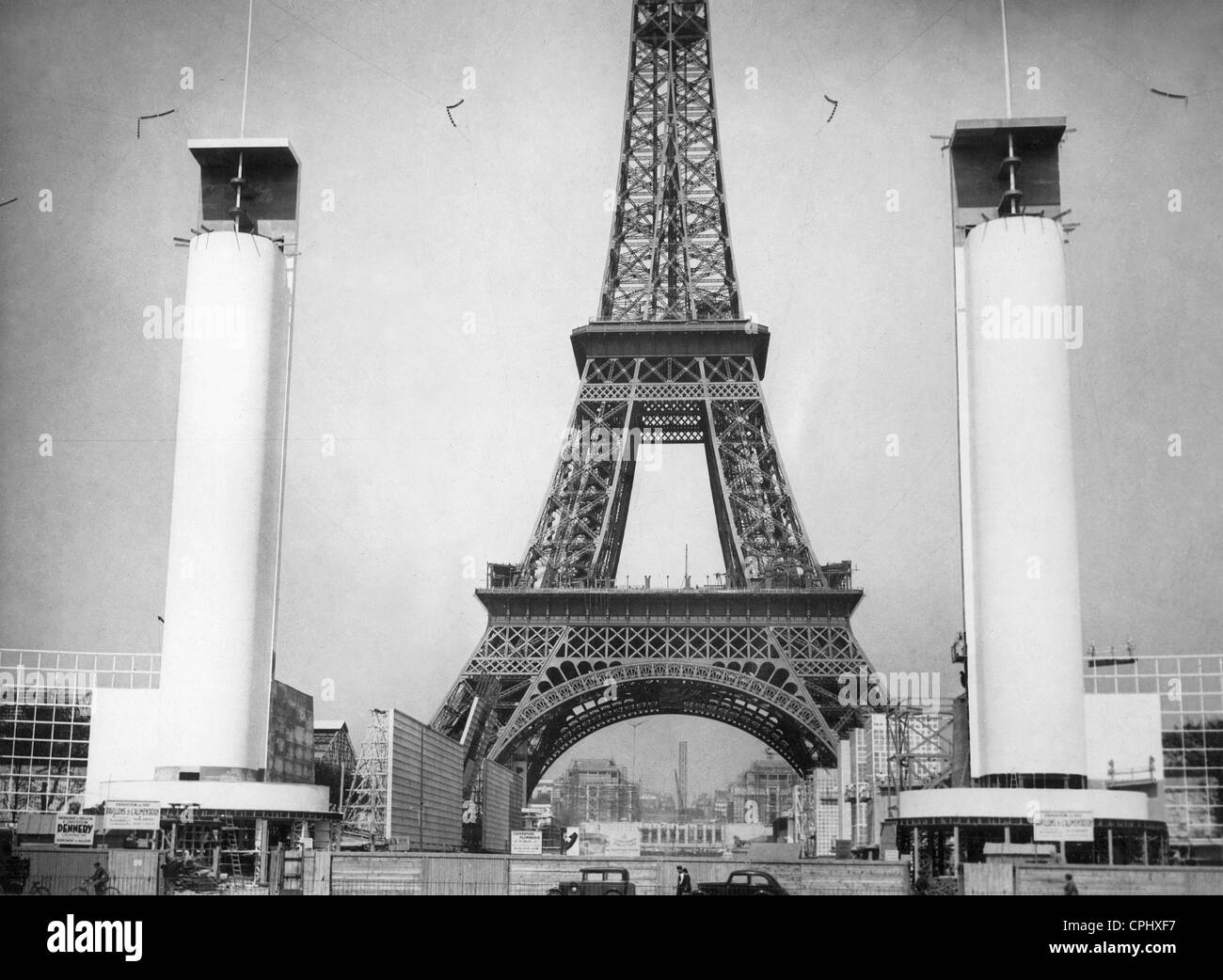 La construcción de las puertas de entrada a la exposición mundial de Paris de 1937 Foto de stock