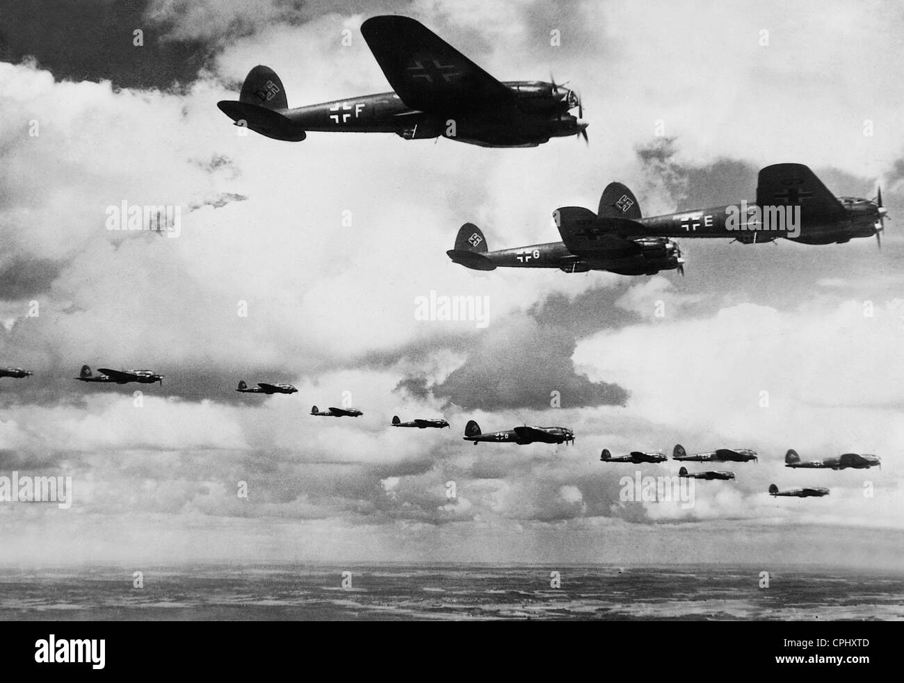 Heinkel He 111 bombarderos durante una incursión aérea, 1940 Foto de stock