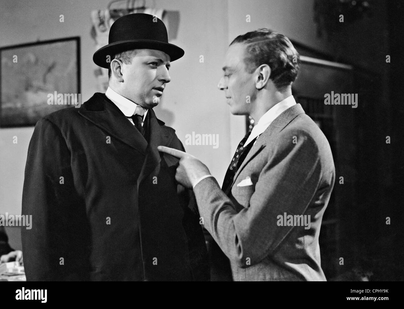 Werner Finck y Henry Lorenzen en 'Sherlock Holmes, la señora de gris', 1937 Foto de stock