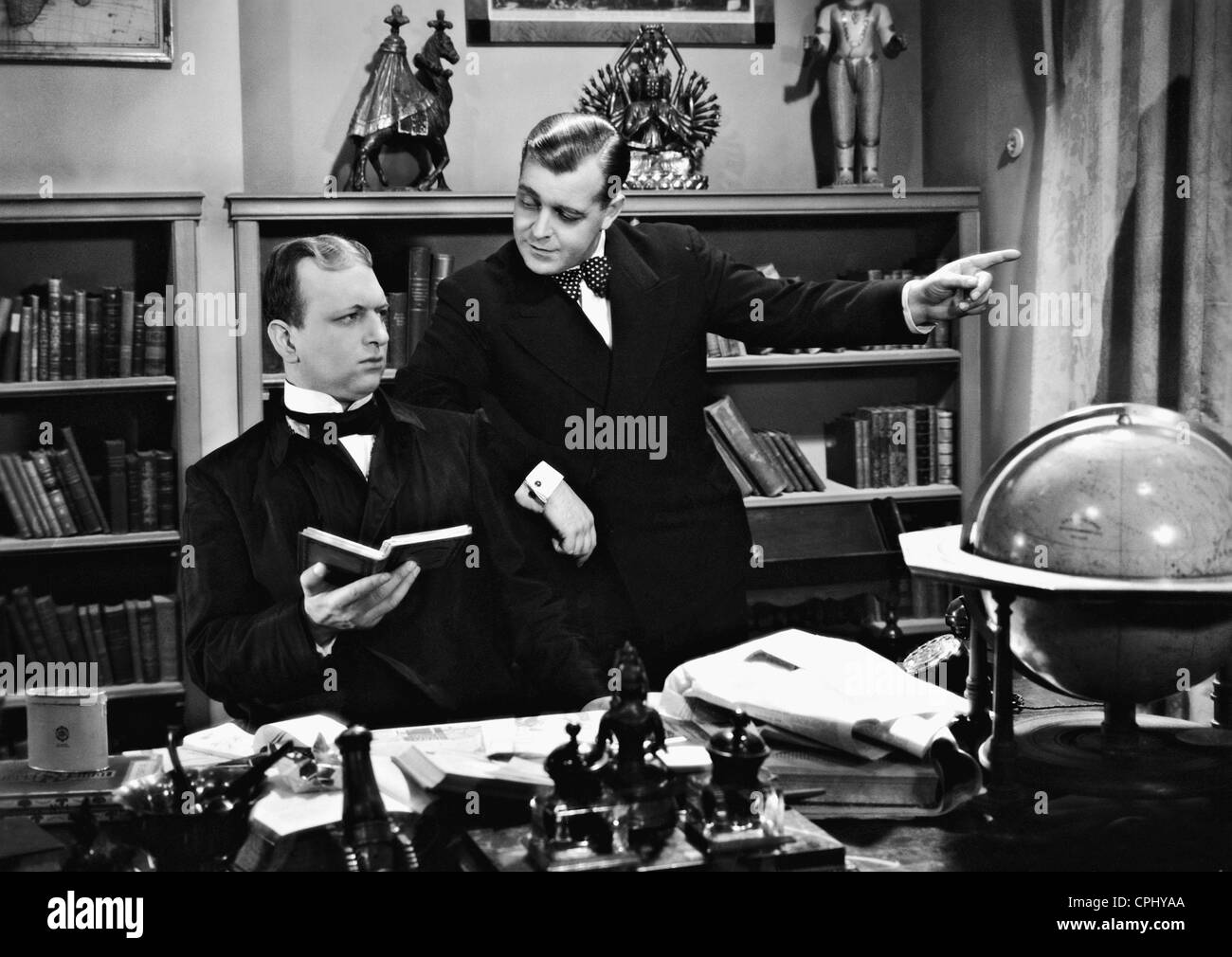 Werner Finck y Hermann Speelmans en 'Sherlock Holmes, la señora de gris', 1937 Foto de stock