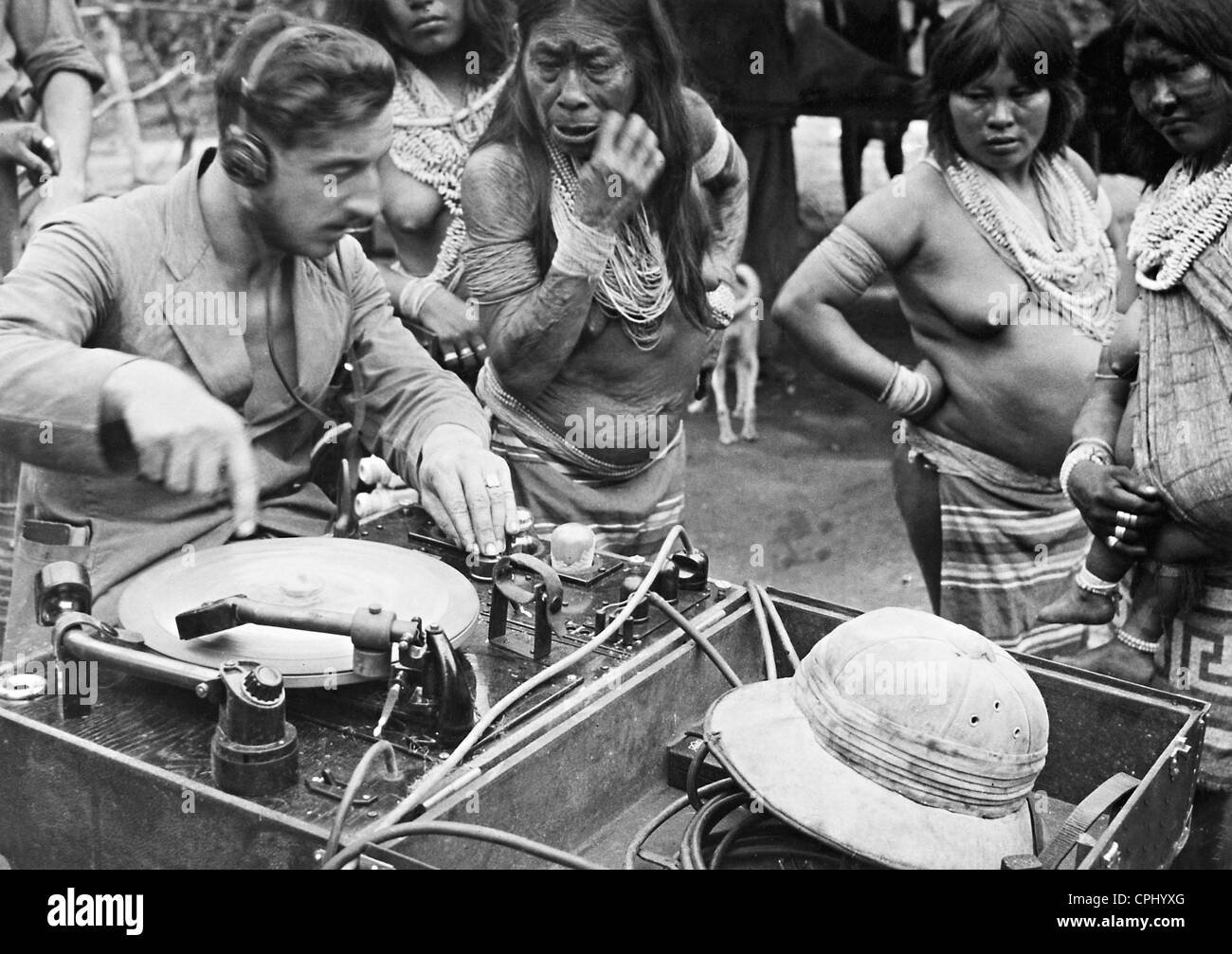 Grabación de sonido con los Nativos Americanos, 1938 Foto de stock