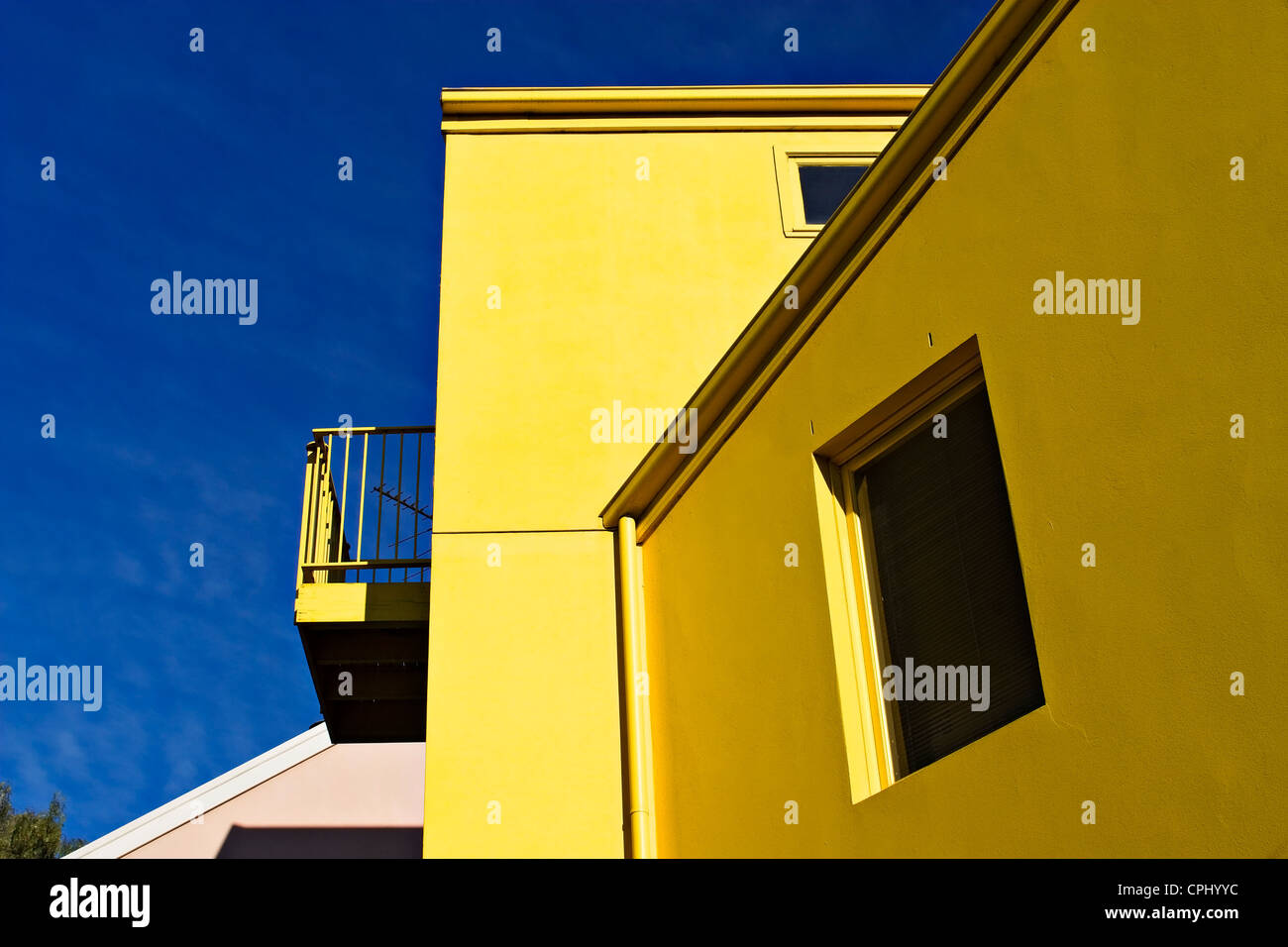 Este contemporáneo de color amarillo brillante Townhouse está situado en el barrio de Melbourne de Flemington. Foto de stock