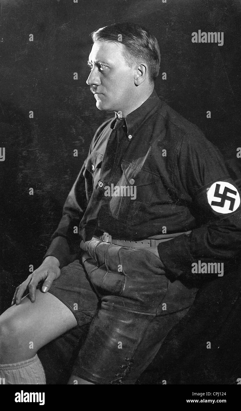 Adolf Hitler en pantalones de cuero y Brownshirt, 1930 Fotografía de stock  - Alamy