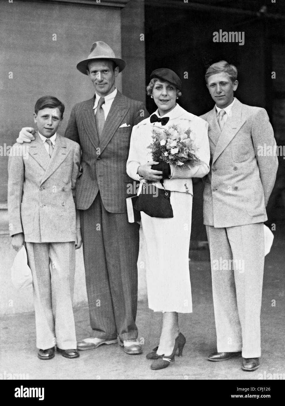 Vicki Baum con su familia, 1933. Foto de stock