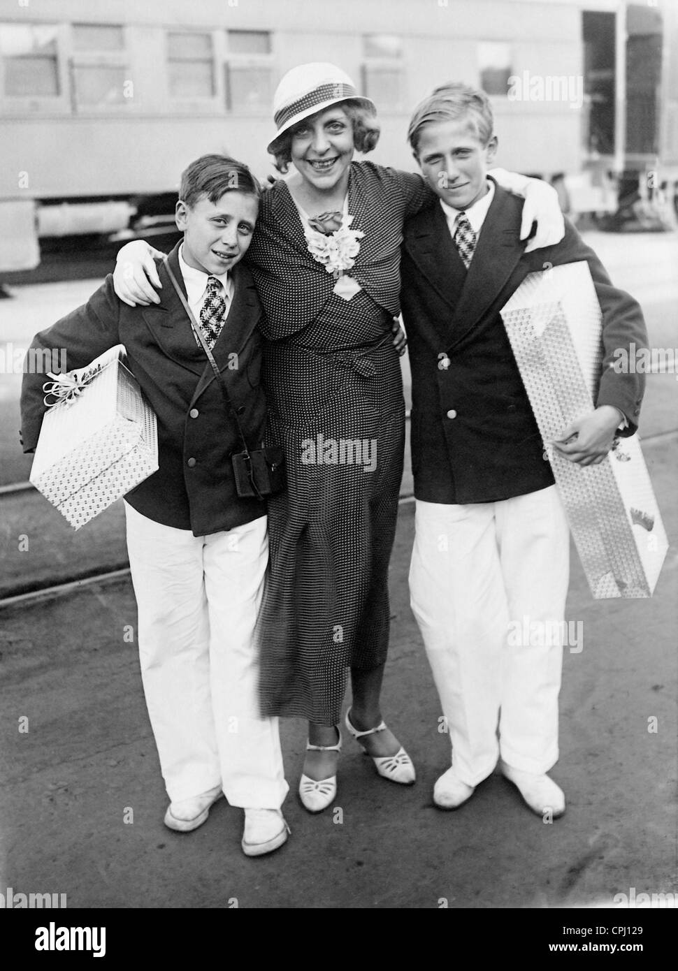 Vicki Baum junto a sus hijos, 1932 Foto de stock