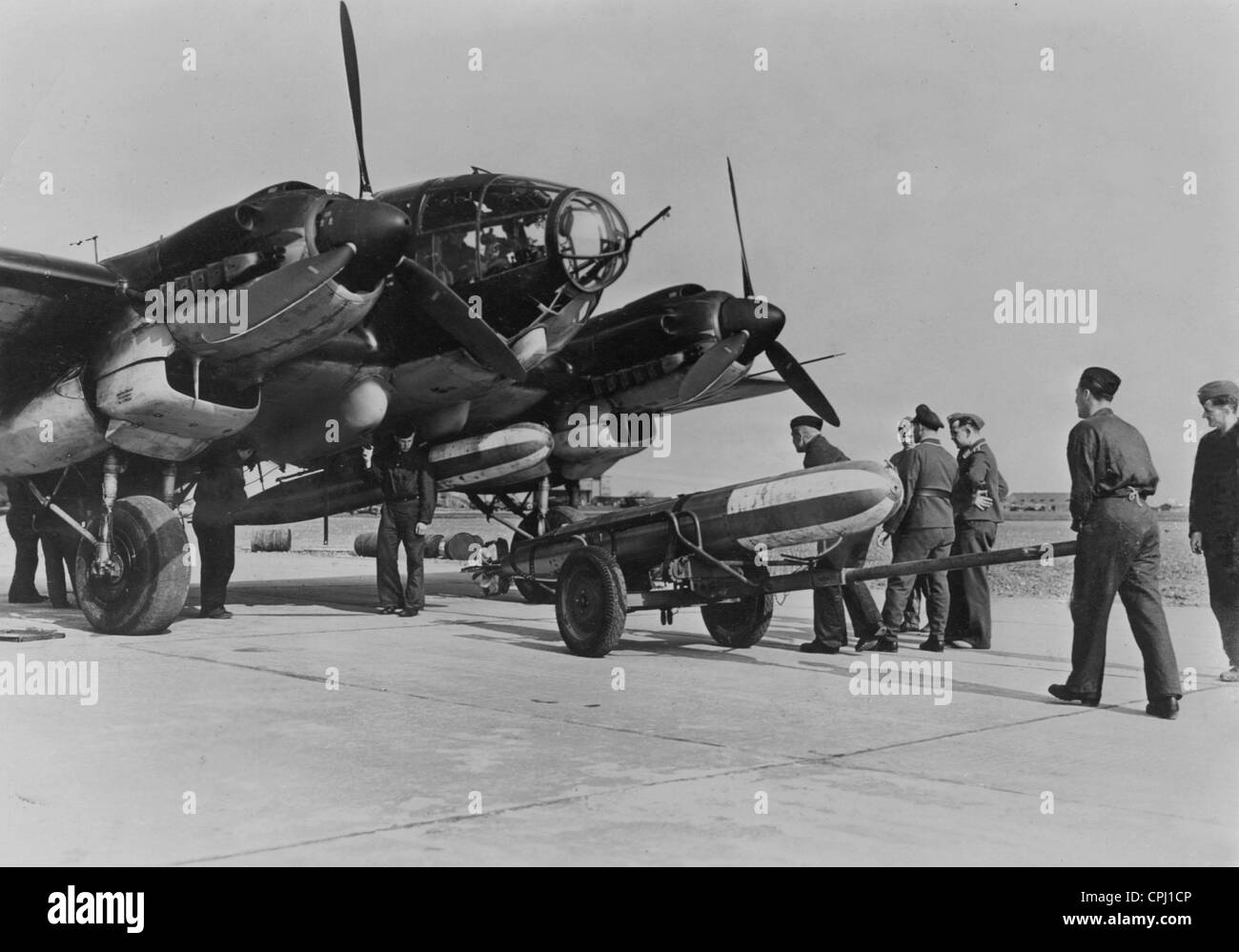 Heinkel He 111 está cargado con un torpedo, 1940 Foto de stock