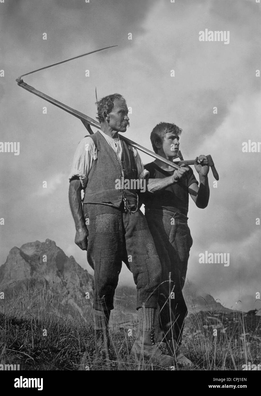 Viejo agricultor y nieto con guadaña, 1941 Foto de stock