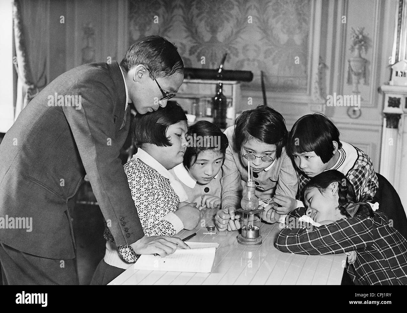 Clase de química en la escuela de la embajada japonesa en Berlín, 1936 Foto de stock