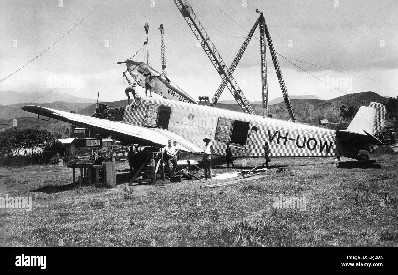La carga de un Junkers G 31 con las piezas de la máquina, 1937 Foto de stock