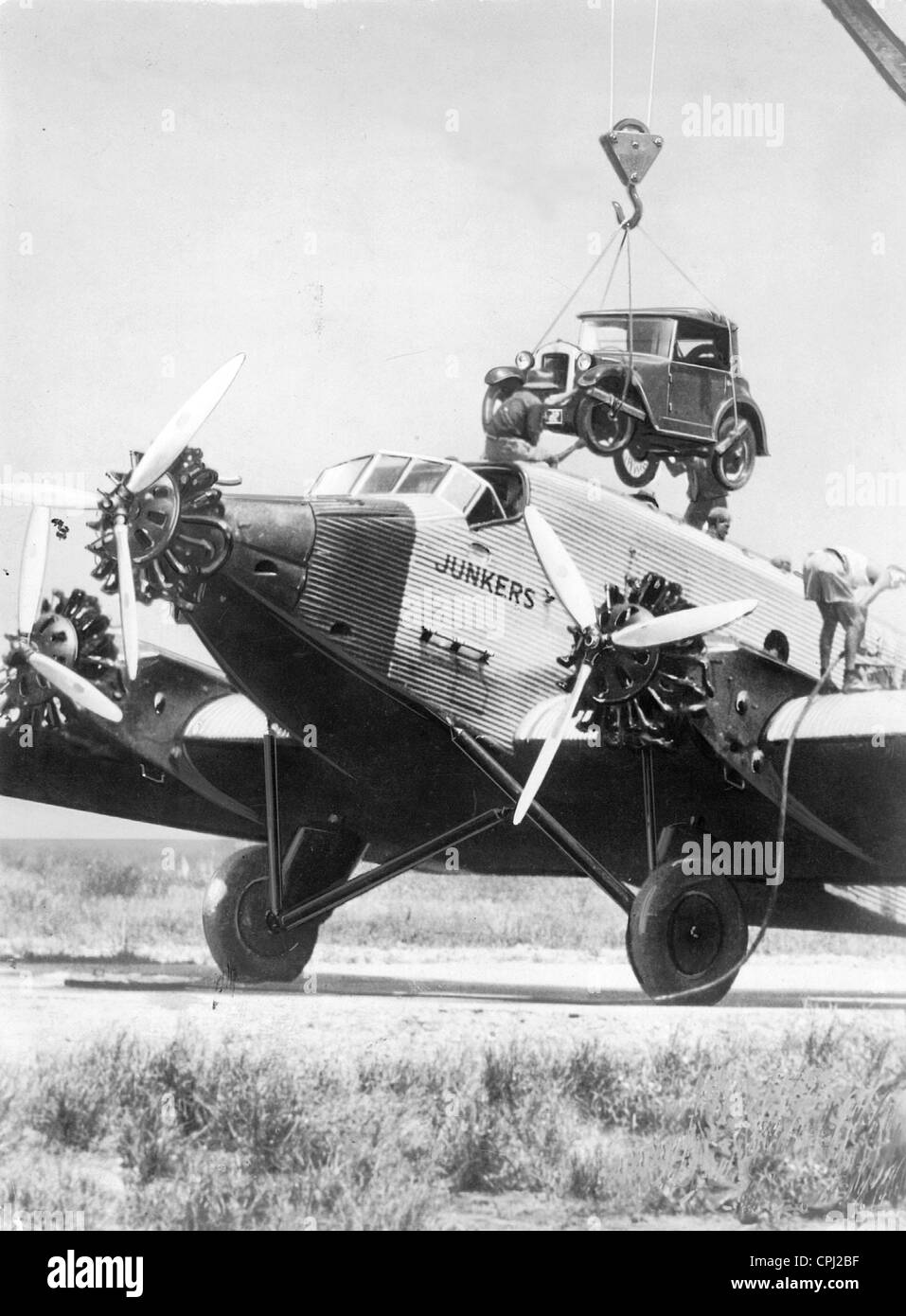 La carga de un Junkers G 31 con las piezas de la máquina, 1937 Foto de stock