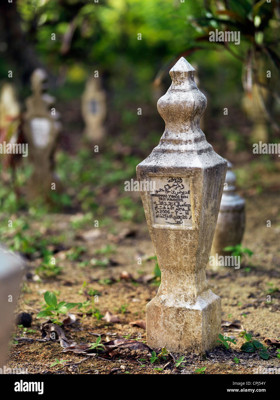 Una lápida en un cementerio situado en la localidad costera de Johor Lama. Foto de stock