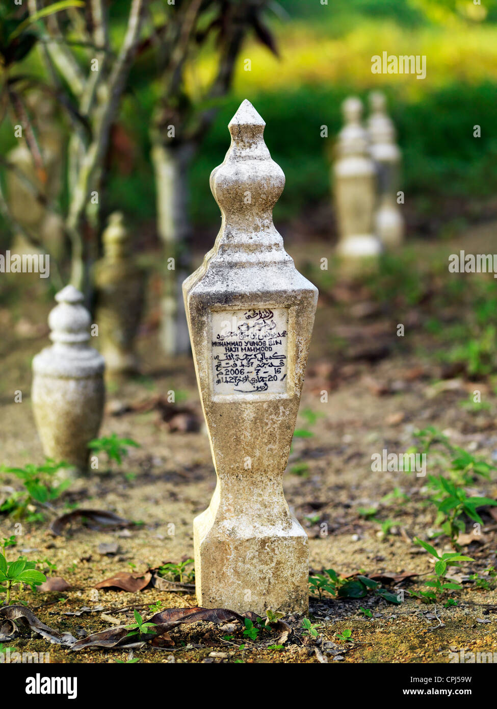 Una lápida en un cementerio situado en la localidad costera de Johor Lama. Foto de stock