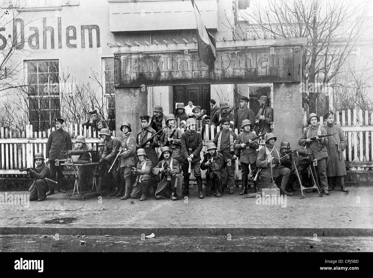 Soldados del cuerpo de voluntarios en Dahlem, Berlin 1919 Foto de stock