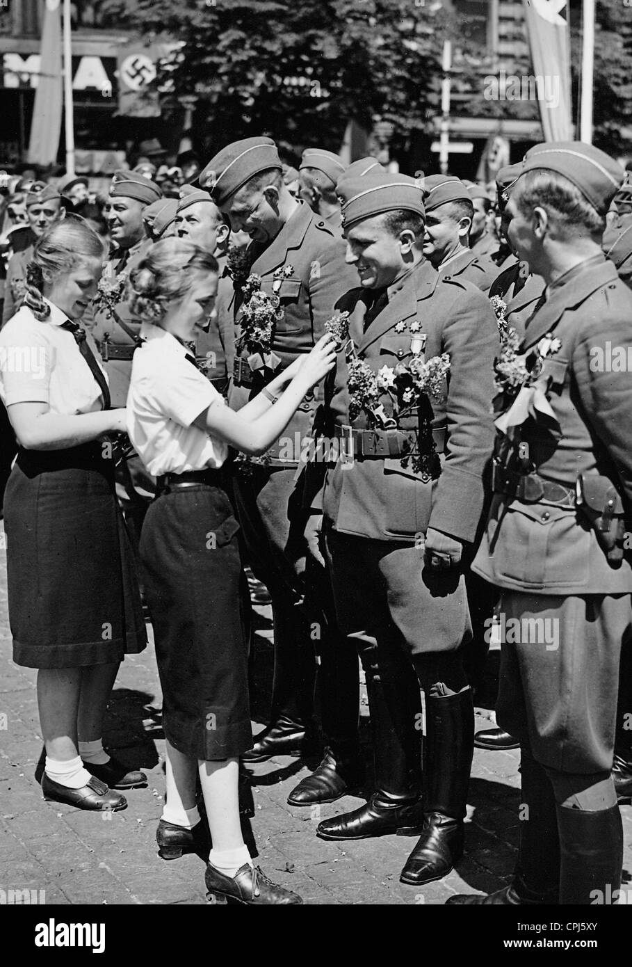 BDM decoran las niñas soldados de la Legión Cóndor, 1939 Foto de stock