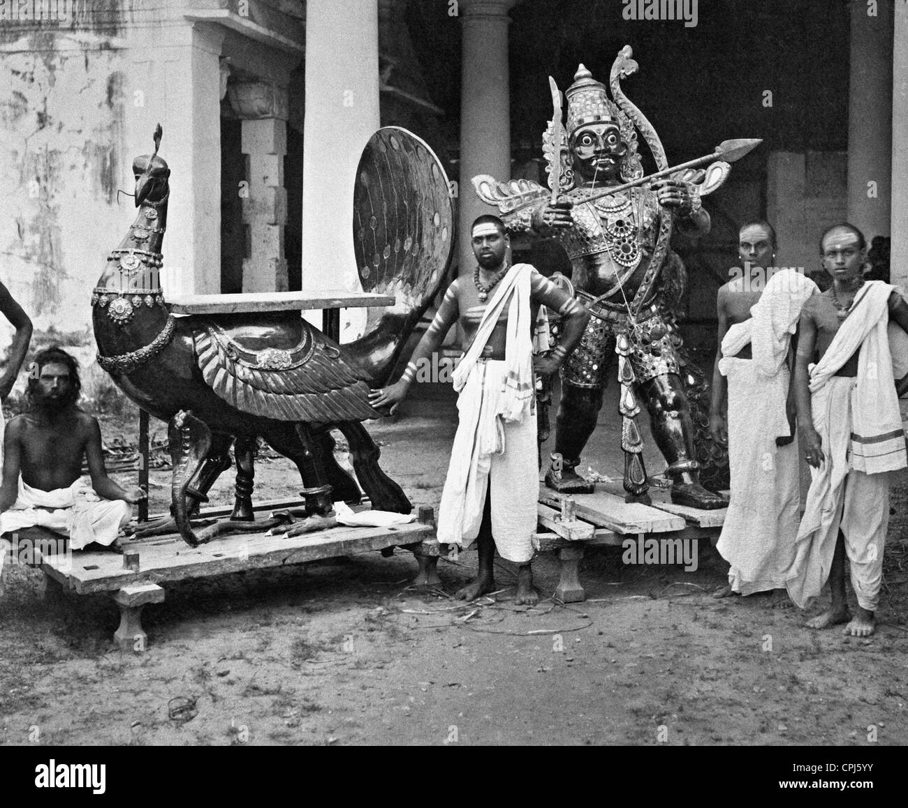 Los hindúes con representaciones de Durga y Vishnu, 1913 Foto de stock