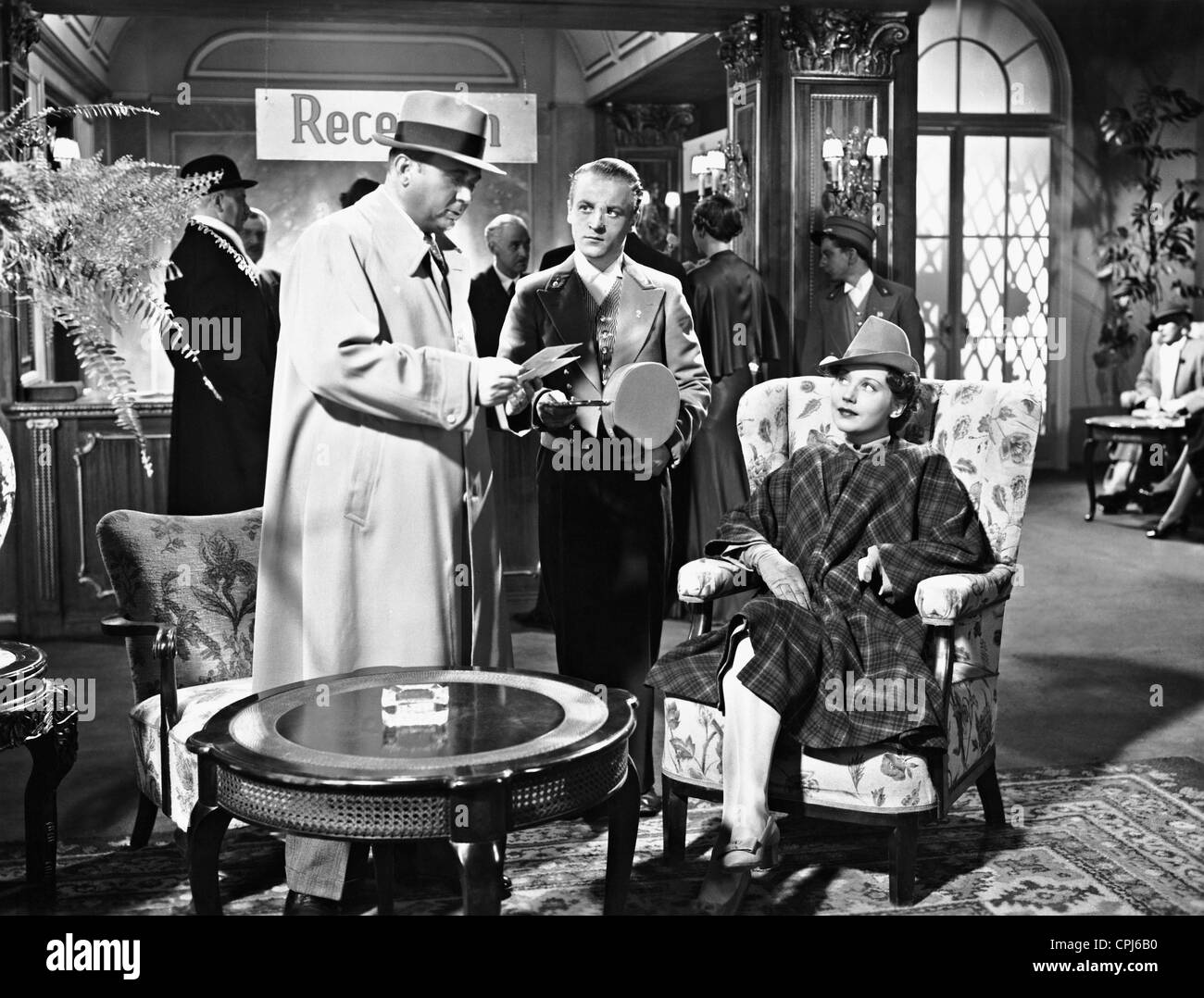 Oskar Sima y Leny Marenbach en 'Cinco Millones buscan un heredero", 1938 Foto de stock
