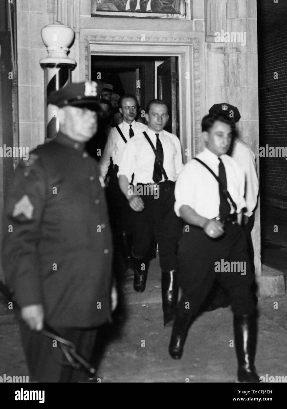 Los policías tomar seguidores nazis en seguridad, 193 Foto de stock