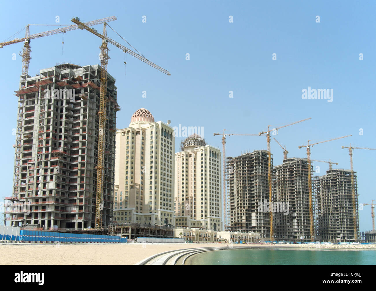 La nueva torre de apartamentos en construcción en nueva perla de tierras  propiedad de Doha en Doha (Qatar) área de desarrollo Fotografía de stock -  Alamy