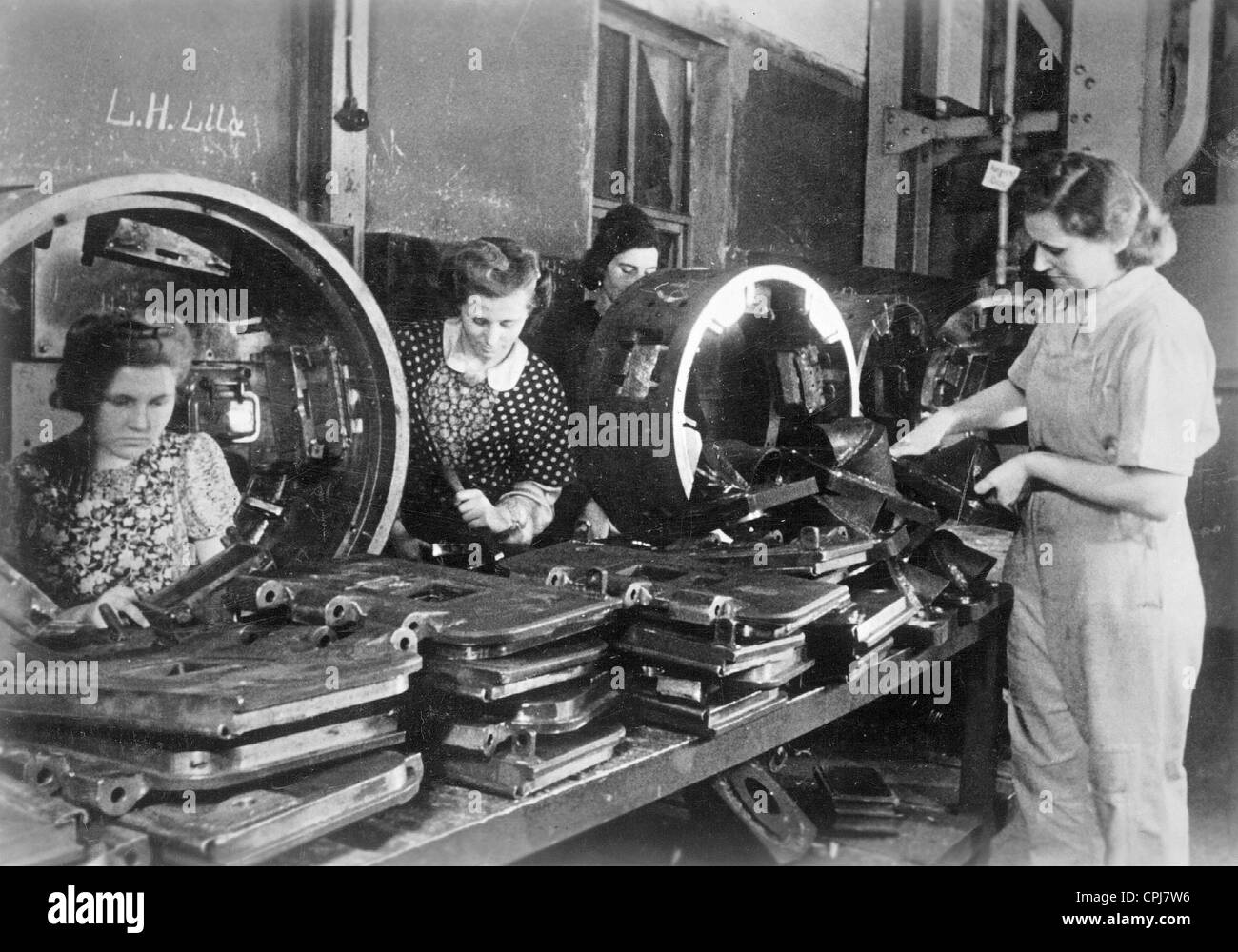 Mujer en una fábrica de armas Alemanas, 1942 Fotografía de stock - Alamy