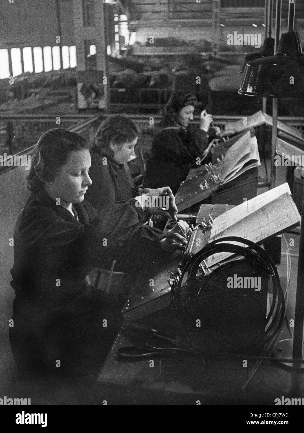 Las mujeres en una fábrica de armamento, 1940 Foto de stock