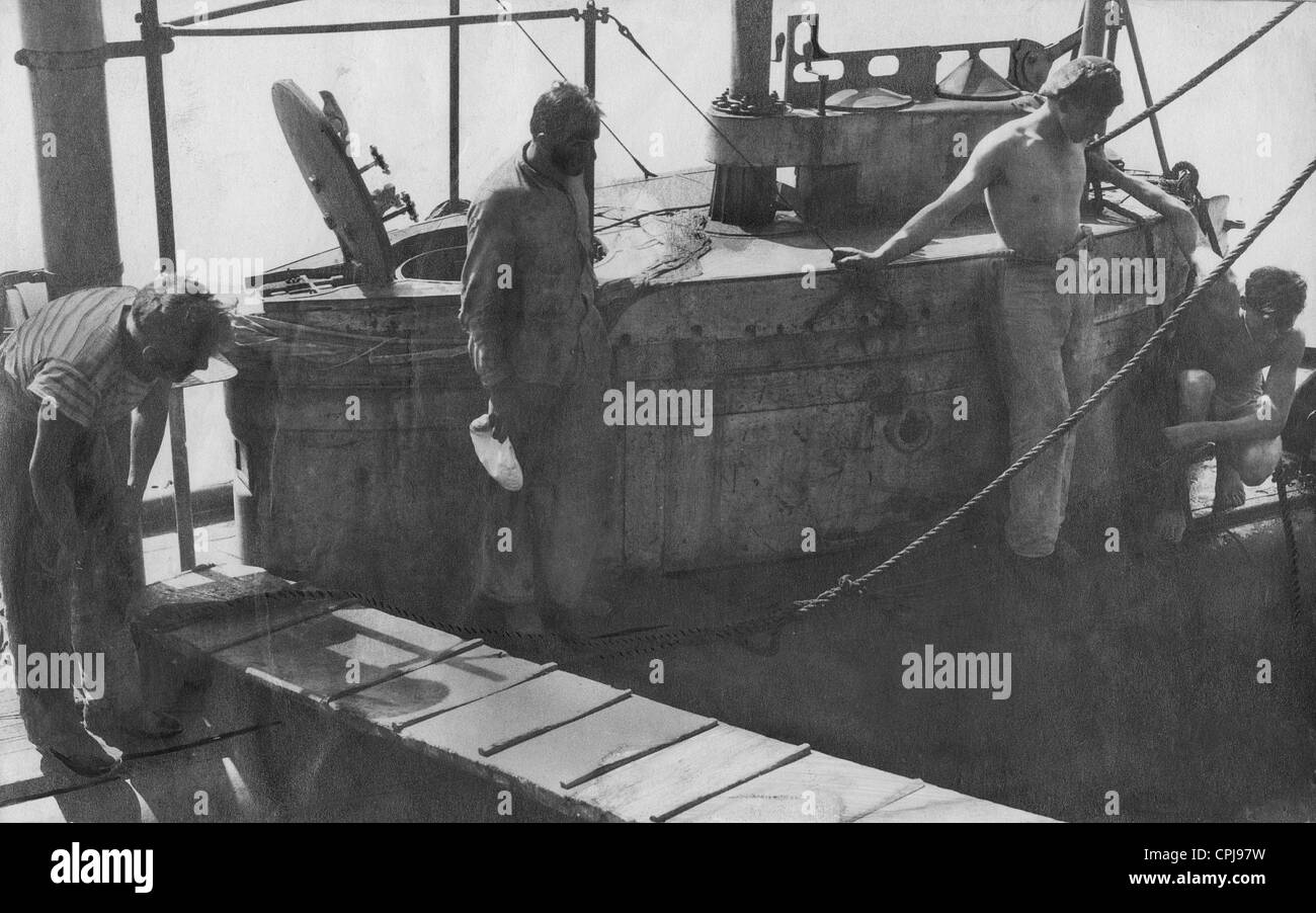 Marineros alemanes sobre la cubierta de un submarino, 1917 Foto de stock
