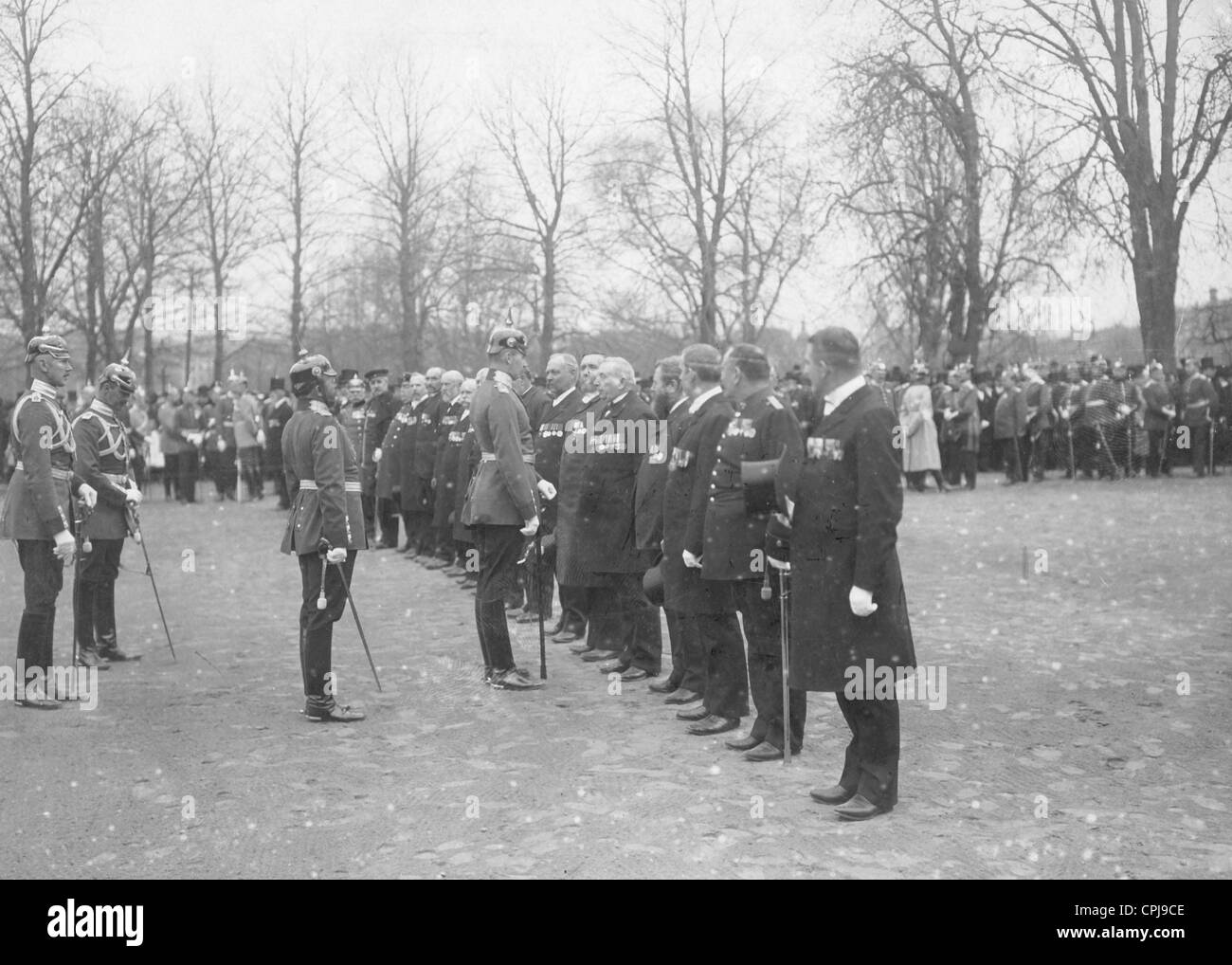 El Gran Duque Friedrich Franz von Mecklenburg-Schwerin con veteranos, 1907 Foto de stock