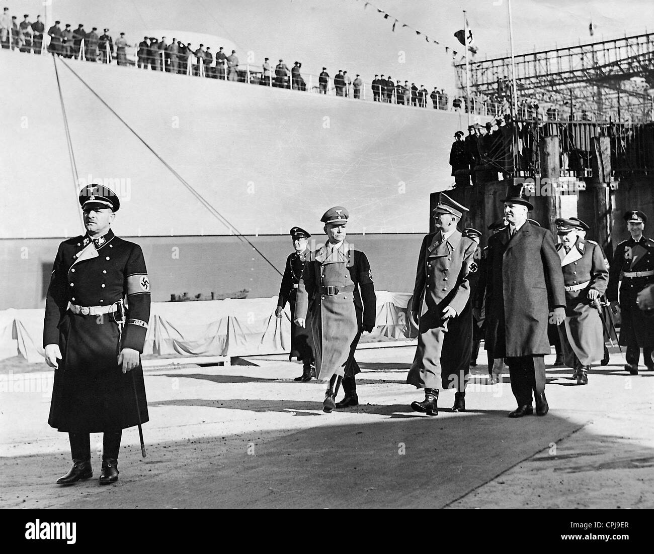 Adolf Hitler, dejando a la empresa de astilleros Blohm y Voss, tras el lanzamiento de El acorazado "Bismarck", Hamburgo, 1939 Foto de stock