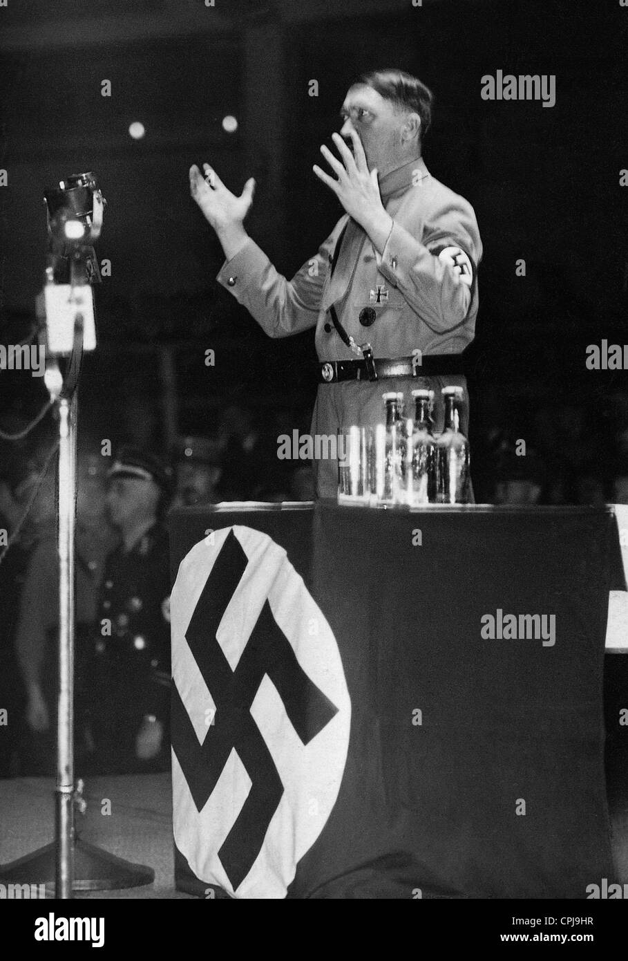 Adolf Hitler durante un discurso, 1933 Fotografía de stock Alamy