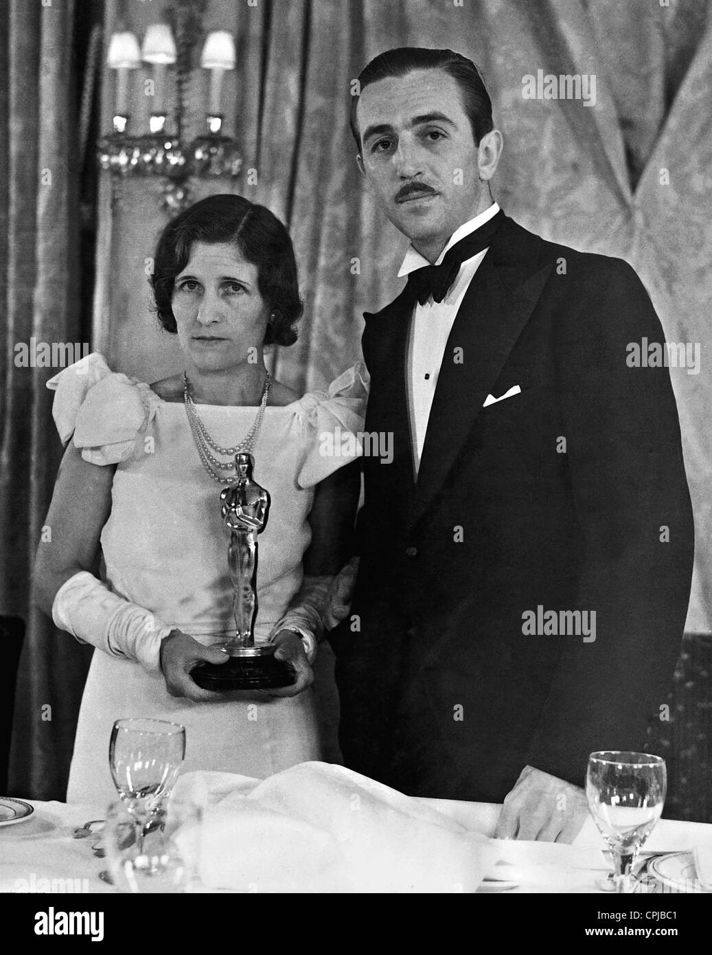 Walt Disney con su esposa, Lillian límites después de la entrega de