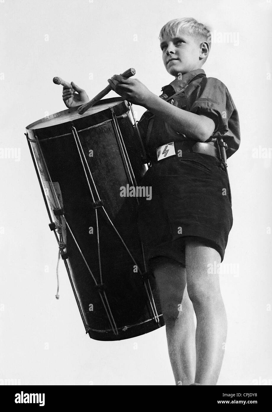 El baterista de la Deutsches Jungvolk Foto de stock