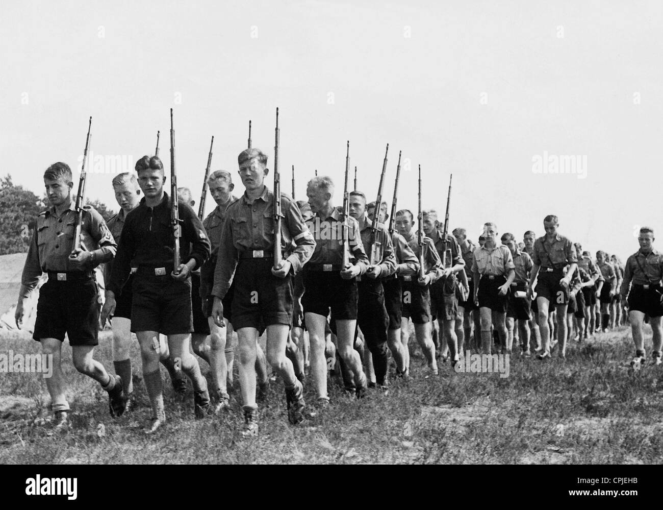 De la Juventud de Hitler en el entrenamiento de disparo, 1938 Foto de stock