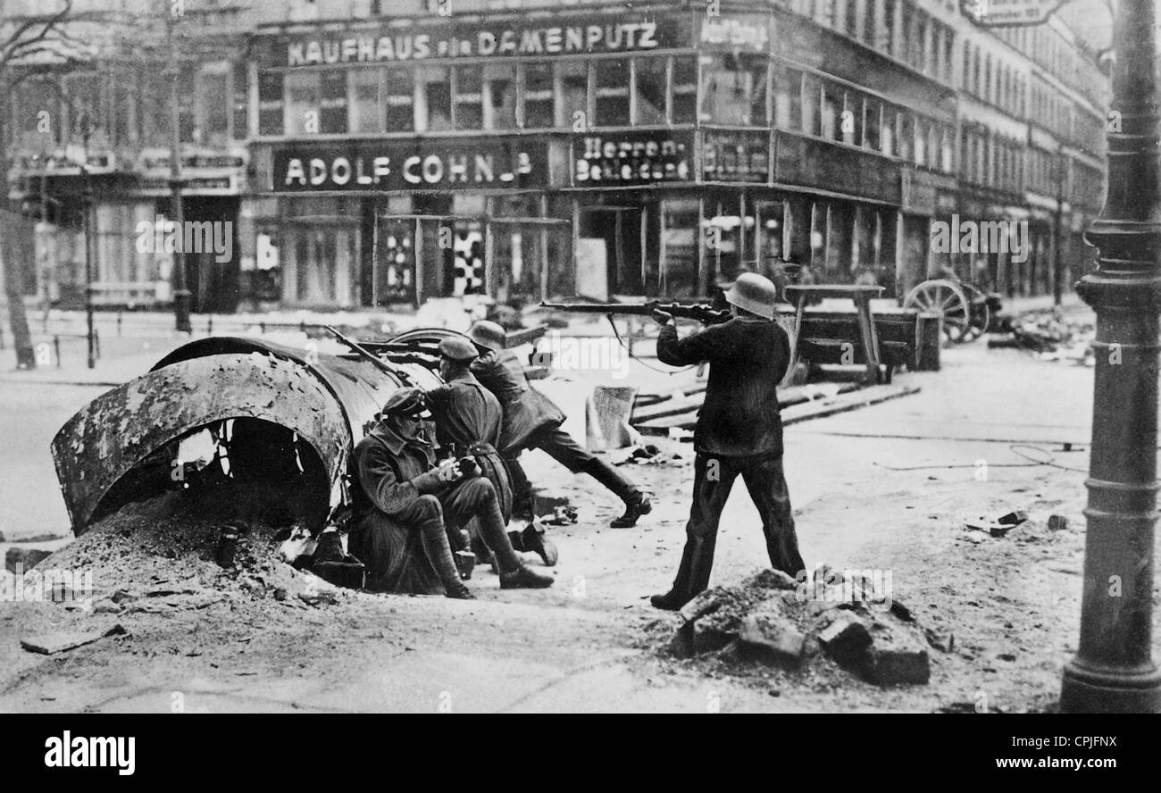Spartacist seguidores durante los combates en Berlín, 1919 Foto de stock