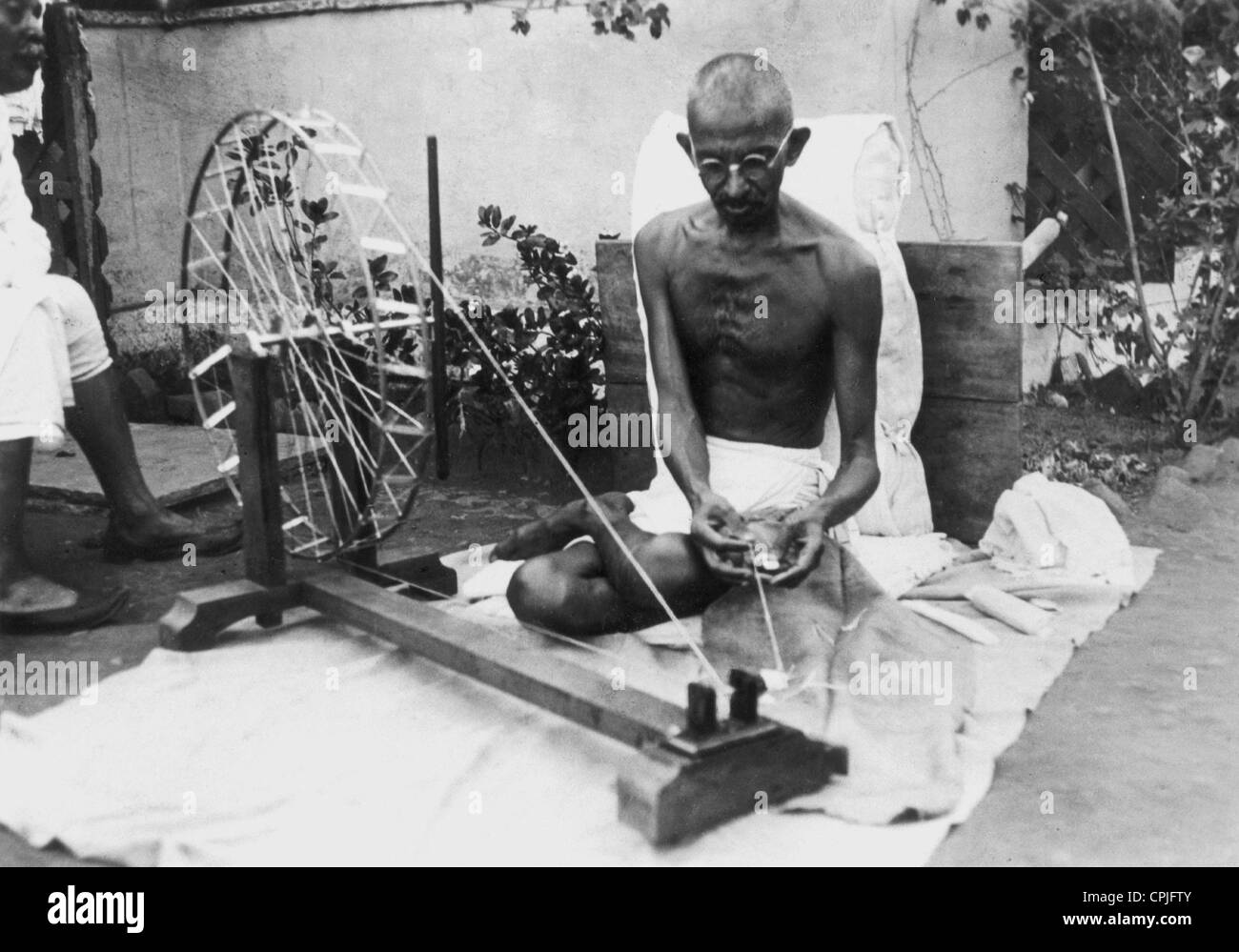 Gandhi usando una rueda giratoria (foto b/w) Foto de stock