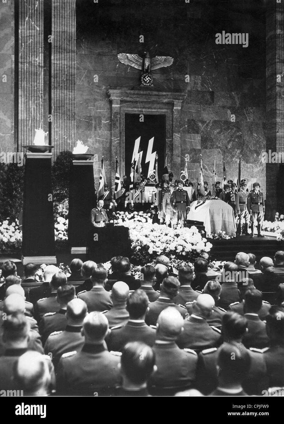 Heinrich Himmler en el funeral por Reinhard Heydrich, 1942 Foto de stock