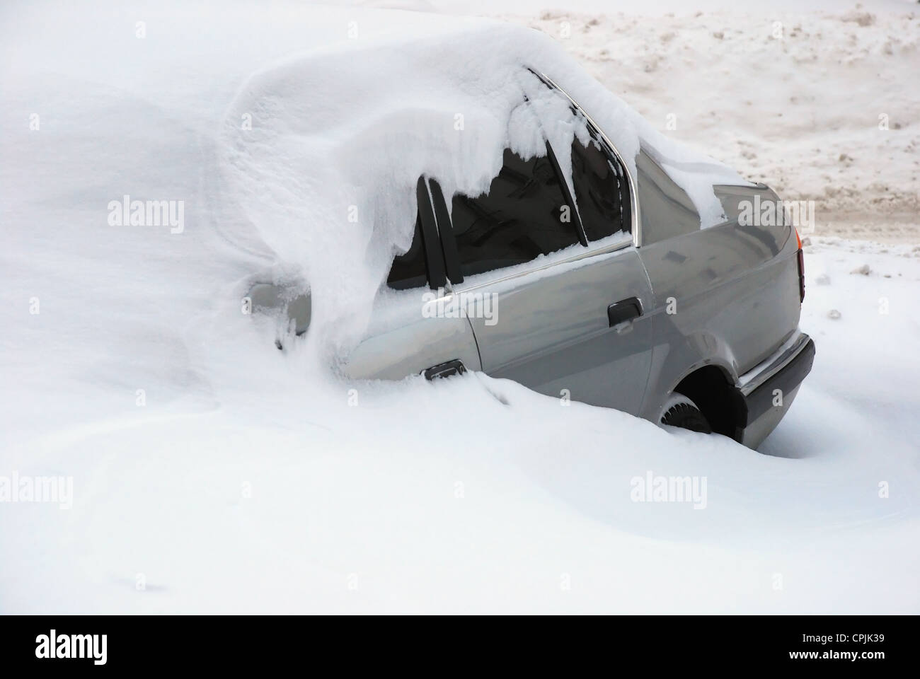 Coche cubierto de nieve en el invierno ventisca Foto de stock
