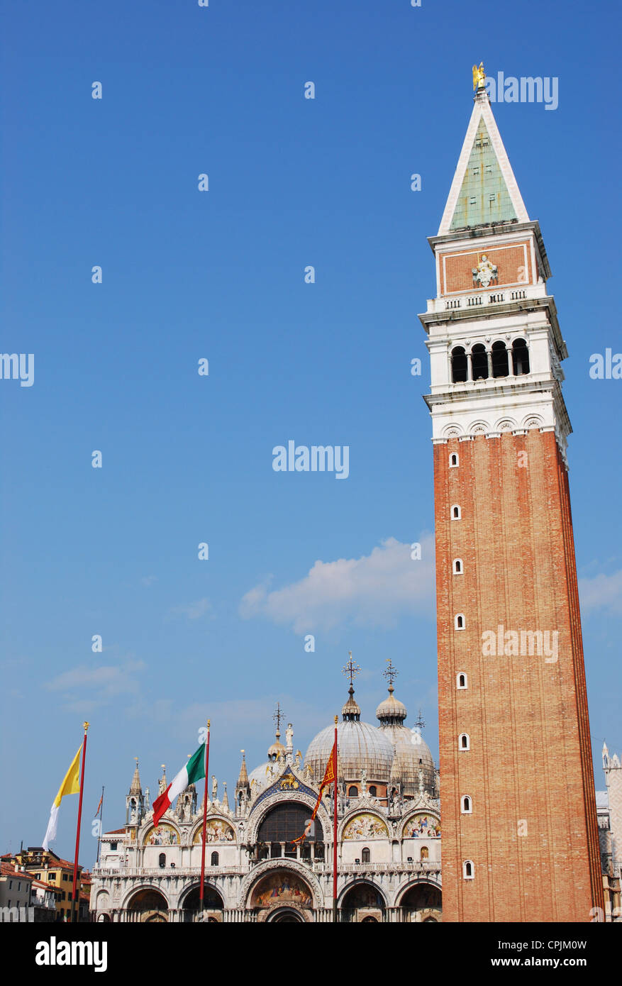 La famosa catedral de San Marcos y torre campanario, Venecia, Italia Foto de stock