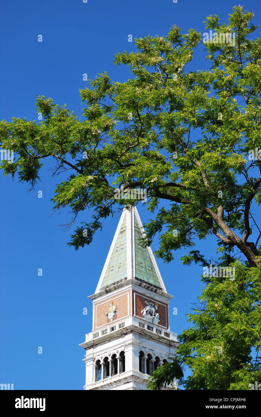 La famosa torre del campanario de San Marcos en blue sky, Venecia, Italia Foto de stock